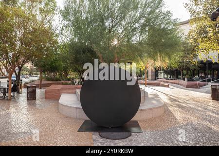Ein minimalistisches, leeres schwarzes Schild in einem urbanen Park auf einem Platz in amerika, das eine leere Leinwand für Werbung oder öffentliche Werbebotschaften bietet. Stockfoto