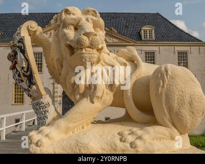 Löwenstatue mit Wappen in Nahaufnahme vor einem historischen Gebäude, dornum, ostfriesland, deutschland Stockfoto