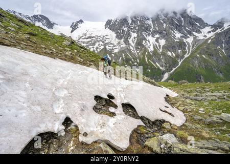 Bergsteiger klettern über ein Schneefeld zur Lapenscharte, Berliner Hoehenweg, Zillertaler Alpen, Tirol, Österreich, Europa Stockfoto