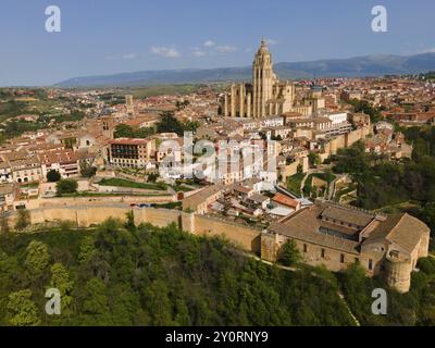 Blick auf eine historische Stadt mit einer imposanten Kirche im Zentrum und vielen Gebäuden auf einem Hügel, aus der Vogelperspektive, Kathedrale, Segovia, Castilla y Leon, Leon, Sp Stockfoto