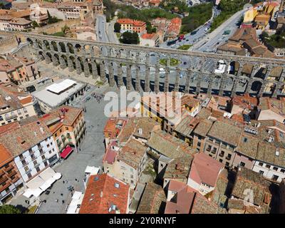 Luftaufnahme eines Stadtgebietes mit einem markanten Aquädukt und vielen gekachelten Dächern bei sonnigem Wetter, Luftaufnahme, Aquädukt, Segovia, Castilla y Leon, Leon, Spa Stockfoto