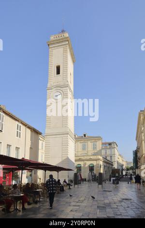 Uhrenturm Tour de l'Horloge mit Straßenbar, Turm mit Uhr, Place de l'Horloge, Nimes, Gard, Provence, Frankreich, Europa Stockfoto