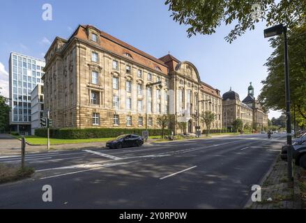 Vor dem Gebäude des Oberlandesgerichts Düsseldorf, dahinter die Bezirksregierung Düsseldorf, an der Cecilienallee Verwaltungsgebäude Stockfoto