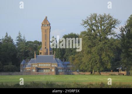 Jachthuis Sint Hubertus erbaut 1915, Jagdschloss mit Turm, de Hoge Veluwe Nationalpark, Veluwe, Gelderland, Holland, Niederlande Stockfoto