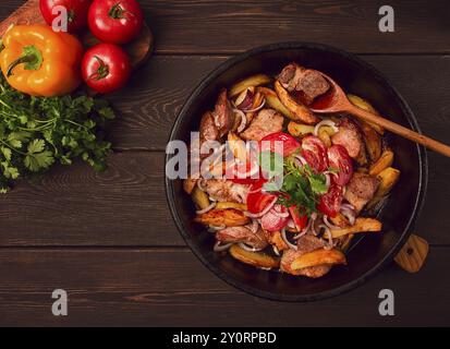 Ojakhuri, traditionelles georgianisches Gericht, gebratene Kartoffeln mit Fleisch, in einer Lehm-Pfanne, Blick von oben, keine Leute, hausgemacht Stockfoto