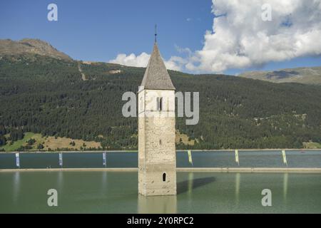 Versunkener Kirchturm in einem See mit Berglandschaft und blauem Himmel im Hintergrund, Alpen, Österreich, Europa Stockfoto