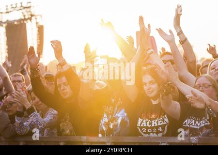 Festivalbesucher in der ersten Reihe feiern den Teufelsgrüß beim Wacken Open Air in Wacken. Das traditionelle Metal Festival findet vom 31. Juli bis 3. Juli statt Stockfoto