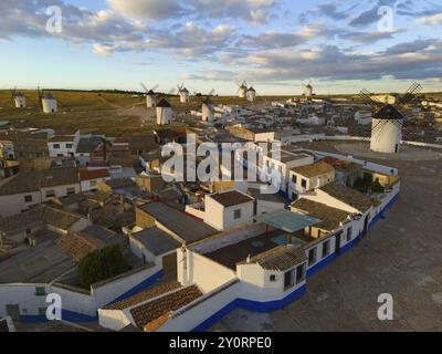 Aus der Vogelperspektive eines spanischen Dorfes mit traditionellen weißen Häusern und Windmühlen unter blauem Himmel mit Wolken, aus der Vogelperspektive, Windmühlen, Campo de Criptana, Stockfoto