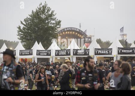 Lautere Bühne und Essensstände im Wacken Open Air in Wacken. Das traditionelle Metal Festival findet vom 31. Juli bis 2. August 2024 statt Stockfoto