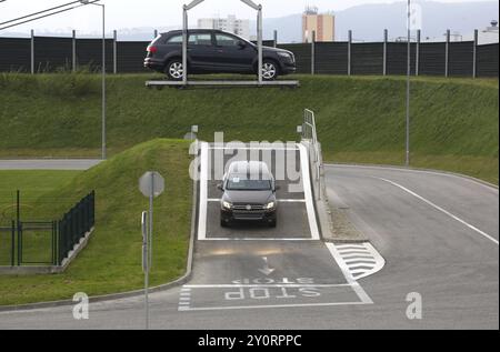 Bratislava, 05.10.2010, VW Touareg Sport-Nutzfahrzeuge werden bei der Volkswagen AG zu einer Probefahrt gefahren, während ein anderer von einem Aufzug bei der VW Fakt genommen wird Stockfoto