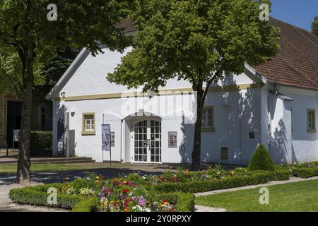 Reithalle, Städtische Galerie, Schlosspark, Schloss Neuhaus, Paderborn, Westfalen, Nordrhein-Westfalen, Deutschland, Europa Stockfoto