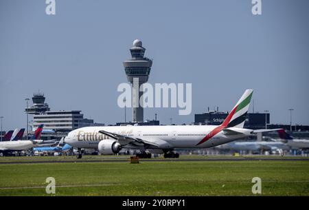 Flugzeug am Flughafen Amsterdam Schiphol, Start auf der Aalsmeerbaan, 18L/36R, Emirates Boeing 777-31H, Flugsicherungsturm, Terminal, Niederlande Stockfoto