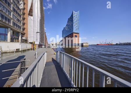 Elbphilharmonie vom Sandtorhoeft Pier mit Steg, Speicherstadt, Freie und Hansestadt Hamburg, Hansestadt, unabhängige Stadt, FED Stockfoto