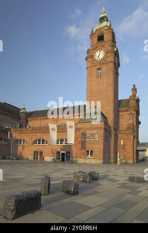 Neobarocker Hauptbahnhof mit Skulptur Schwergepäck von Andreas von Weizsaecker 2001, Koffer, Gepäck, Boden, stehend, Dummy, vergessen, Wiesba Stockfoto