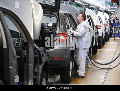 Wolfsburg, 08.03.2010, VW-Arbeiter, Produktion des Volkswagen Tiguan, Wolfsburg, Deutschland, Europa Stockfoto