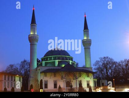 Berlin, 02.12.2009, Sehitlik-Moschee in Berlin Neukoelln. Die Moschee steht an der Stelle des türkischen Friedhofs am Columbiadamm, Berlin, der sich in Berlin befindet Stockfoto