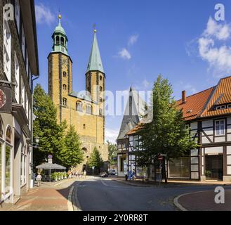 Die 1151 erstmals urkundliche romanische Kirche weist wertvolle Glasmalereien aus der Mitte des 13. Jahrhunderts und eine (wiederaufgebaute) Schuke-Orgel aus dem Jahr 1970 auf. Stockfoto