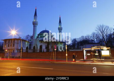 Berlin, 02.12.2009, Sehitlik-Moschee in Berlin Neukoelln. Die Moschee steht an der Stelle des türkischen Friedhofs am Columbiadamm, Berlin, der sich in Berlin befindet Stockfoto