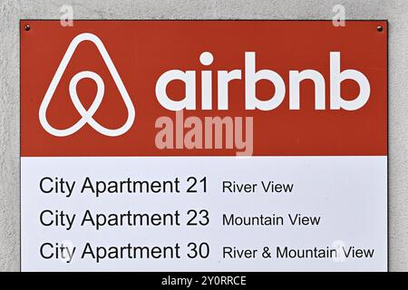 Schild airbnb City Apartment Stockfoto