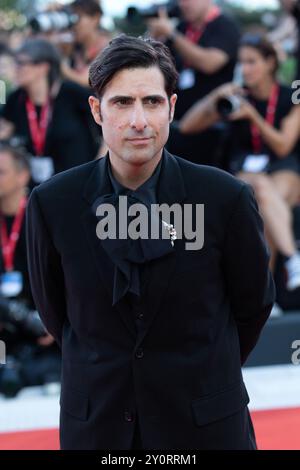 Venedig, Italien. September 2024. VENEDIG, ITALIEN. 3. September 2024: Jason Schwartzman bei der Premiere von „Queer“ beim 81. Internationalen Filmfestival von Venedig. Foto: Kristina Afanasyeva/Featureflash Credit: Paul Smith/Alamy Live News Stockfoto