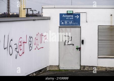 Hakenkreuz-Graffiti auf dem Dach eines Parkhauses in Köln Stockfoto