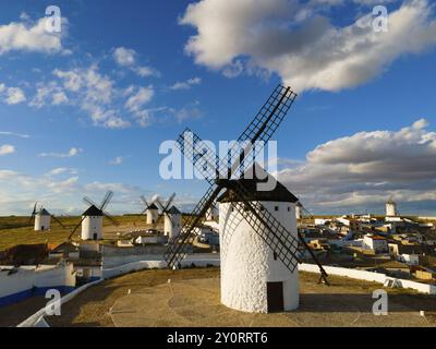 Weiße Windmühlen stehen unter einem teilweise bewölkten blauen Himmel, mit einem Dorf im Hintergrund, aus der Vogelperspektive, Windmühlen, Campo de Criptana, Ciudad Real provinc Stockfoto