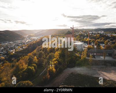 Herbststadt mit einem alten Turm und Baukränen, Sonnenuntergang hinter Hügeln, Horb, Schwarzwald, Deutschland, Europa Stockfoto