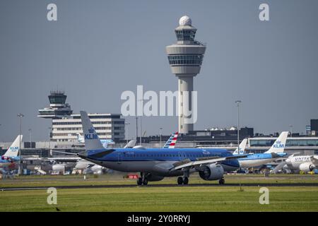 KLM Embraer E195-E2, Landung am Flughafen Amsterdam Schiphol, Buitenveldertbaan, 27.09., Air Traffic Control Tower, Terminal, Niederlande Stockfoto