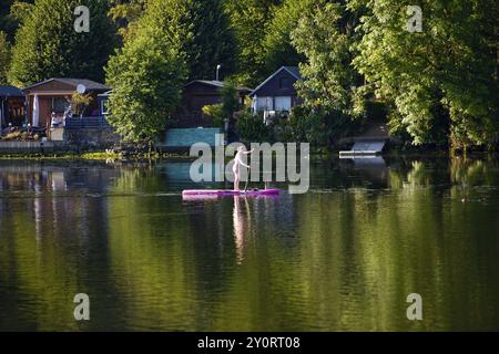 Panorama Hengsteysee mit Standpaddler vor Kleingartenanlagen am Ufer, Hagen, Nordrhein-Westfalen, Deutschland, Europa Stockfoto