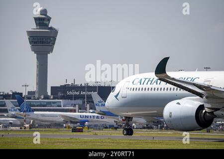 Cathay Pacific Flugzeug am Flughafen Amsterdam Schiphol, kurz vor dem Start auf der Aalsmeerbaan, 18L/36R, Flugsicherungsturm, Terminal, Stockfoto