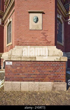 Fassade mit Gedenktafel an Ernst Georg Sonnin, den Erbauer der Hauptkirche St. Michaelis, Michel, Freie und Hansestadt Hamburg, Hanseat Stockfoto