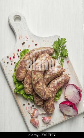 Rohe Kupaty, traditionelle georgianische Würstchen, rohe Würstchen, mit Gewürzen und Kräutern, georgianische Küche Stockfoto