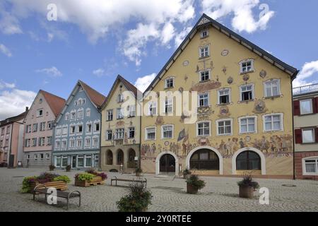 Historische Fachwerkhäuser mit Rathaus aus aus dem Jahr 1765 mit Wandmalereien und gelbem Wachhaus aus dem Jahr 1860, Horb am Neckar, Neckartal, Northern BL Stockfoto