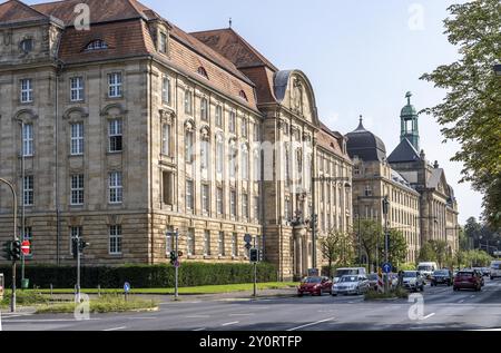 Vor dem Gebäude des Oberlandesgerichts Düsseldorf, dahinter die Bezirksregierung Düsseldorf, an der Cecilienallee Verwaltungsgebäude Stockfoto