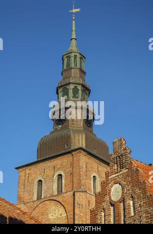 Marienkirche aus dem 13. Jahrhundert und Giebel der Lateinschule aus dem 17. Jahrhundert in Ystad, Skane County, Schweden, Skandinavien, Europa Stockfoto