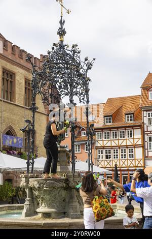 Der Gaenseliesel-Brunnen ist ein Markt- und Zierbrunnen auf dem Marktplatz vor dem Alten Rathaus im Stadtzentrum von Göttingen in L Stockfoto