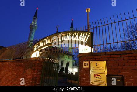 Berlin, 02.12.2009, Sehitlik-Moschee in Berlin Neukoelln. Die Moschee steht an der Stelle des türkischen Friedhofs am Columbiadamm, Berlin, der sich in Berlin befindet Stockfoto