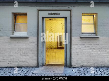 Öffentliche Männertoilette im Rathaus Bochum, Ruhrgebiet, Nordrhein-Westfalen, Deutschland, Europa Stockfoto