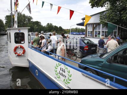 Caputh, 14.06.2009, Fußgänger, Radfahrer und Autofahrer überqueren die Havel zwischen Caputh und Geltow, zwischen Templiner und Schwielowsee, Faehrha Stockfoto