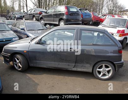 Berlin, 09.0420.09, Fahrzeuge zur Verschrottung auf einem Schrottplatz eines Autoverwerters, Berlin, Deutschland, Europa Stockfoto