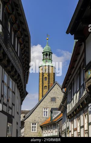 Kunstvolle Fachwerkhäuser in der Altstadt mit Blick auf die Goslarer Marktkirche St. Cosmas und Damian, Altstadt, Goslar, Niedersachsen, Deutschland, Stockfoto