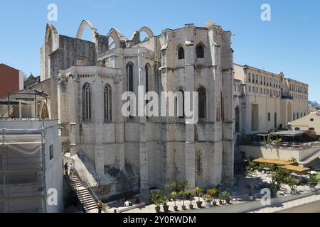 Die Rückseite einer gotischen Steinkirche mit hohen Fenstern und ruinösen Strukturen bei Tageslicht, Convento do Carmo, Kloster do Carmo, Lissabon, Lisboa, Stockfoto
