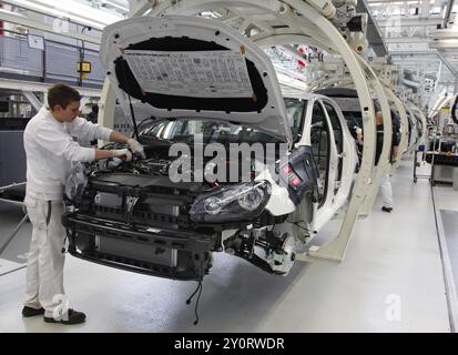 Wolfsburg, 08.03.2010, VW-Arbeiter, Produktion des Volkswagen Golf VI, Wolfsburg, Deutschland, Europa Stockfoto