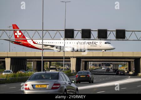 Flughafen Amsterdam Schiphol, Helvetic Airways Embraer ERJ-195, Flugzeug auf dem Rollweg, Brücke über die Autobahn A4, Verbindung von der Polderbaan-Strecke Stockfoto