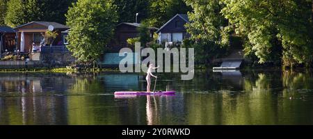 Panorama Hengsteysee mit Standpaddler vor Kleingartenanlagen am Ufer, Hagen, Nordrhein-Westfalen, Deutschland, Europa Stockfoto