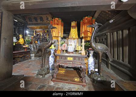 Altar im buddhistischen Thay-Tempel oder Chua Thay oder Master-Tempel, Sai Son Village, Provinz Hanoi, Vietnam, Asien Stockfoto