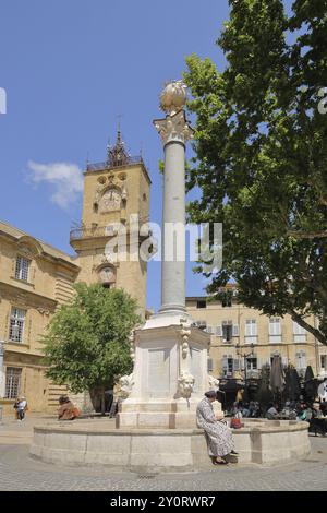 Turm des Hotels de Ville, Rathaus und römische Säule, Obelisk, Menschen, Rathausplatz, Place de l'Hotel de Ville, Aix-en-Provence, Stockfoto