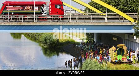 Schwerlastverkehr auf der Autobahn A 2 mit Hindus unter der Autobahnbrücke am und im Datteln-Hamm-Kanal, Hamm, Ruhrgebiet, Deutschland, Europa Stockfoto