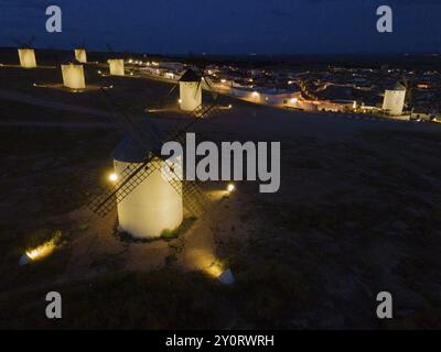 Beleuchtete Windmühlen in einem Dorf bei Nacht, Luftsicht, Windmühlen, Campo de Criptana, Provinz Ciudad Real, Castilla-La Mancha, Route des Don Quijote Stockfoto