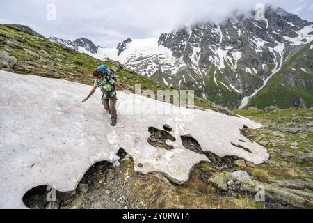 Bergsteiger klettern über ein Schneefeld zur Lapenscharte, Berliner Hoehenweg, Zillertaler Alpen, Tirol, Österreich, Europa Stockfoto